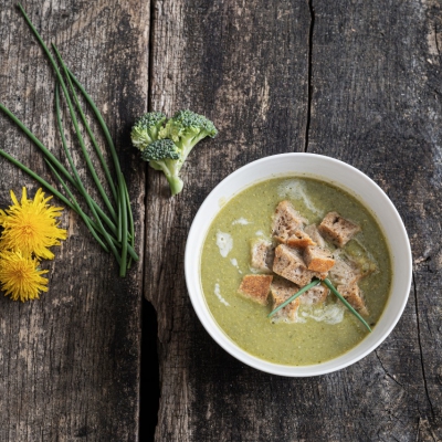 Vegan broccoli soep met paardenbloemen