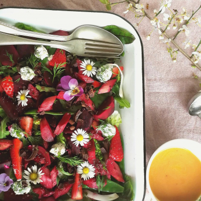 Salade met rabarber, chocola en hibiscusdressing