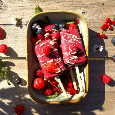 IJsjes met zomerfruit en witte-chocolade-drip