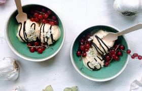 Knoflook-ijs met rode bessen en chocolade