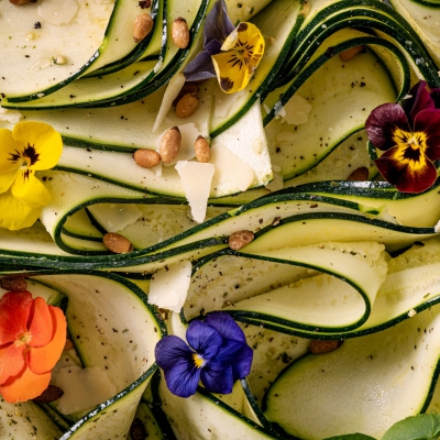 Verfrissende rauwe courgettesalade met pesto