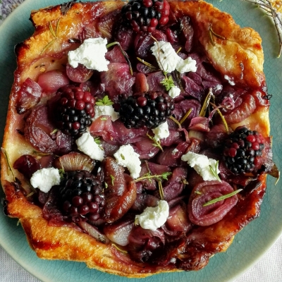 3 uien tarte tatin met bramen en geitenkaas