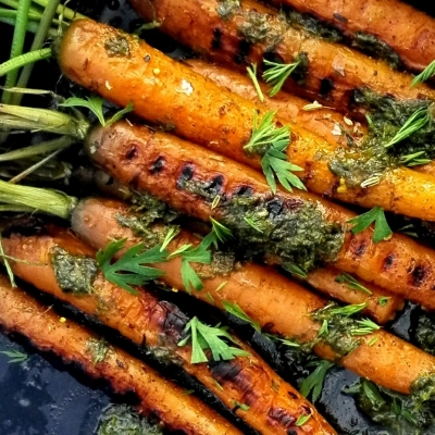 Bospeen van de bbq met pesto van eigen loof