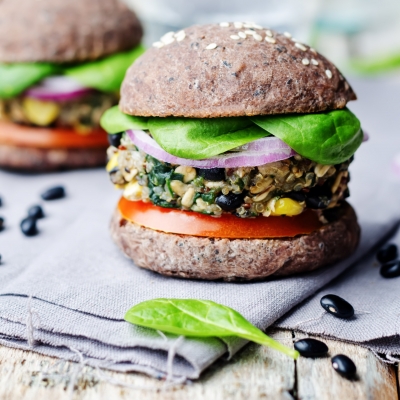 Vegan bonen-maisburgertjes met aubergine-tzatziki