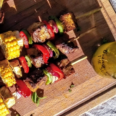 Vegan bbq-spiesjes met korianderolie