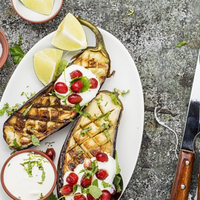 Gegrilde aubergine met granaatappel en muntyoghurt