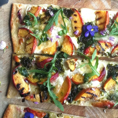 Flammkuchen met nectarine en mozzarella