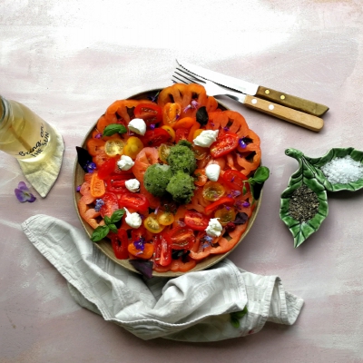 Tomatensalade met basilicum-komkommerijs