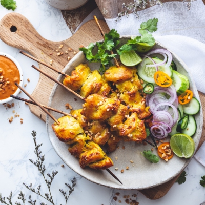 Kipspiesjes met chili-pindasaus