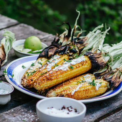 Maïskolven van de BBQ met olijvenkwark