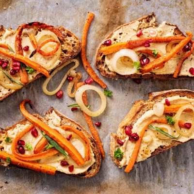 Toast met hummus, harissa wortels & granaatappel