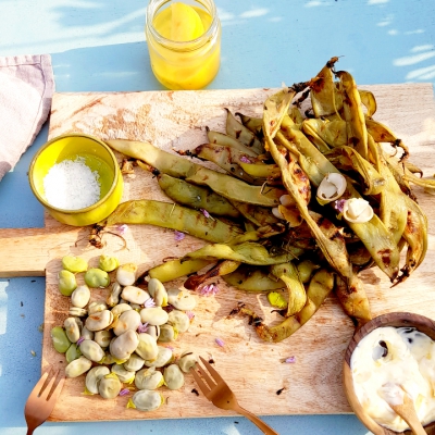 Tuinbonen van de barbecue met ingelegde-citroendip