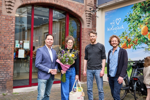 Wethouder Marco van der Wel verwelkomt duizendste lid bio-winkel Odin Arnhem