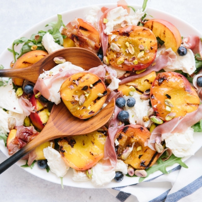 Salade met gegrilde perzik, burrata en prosciutto