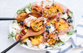 Salade met gegrilde perzik, burrata en prosciutto