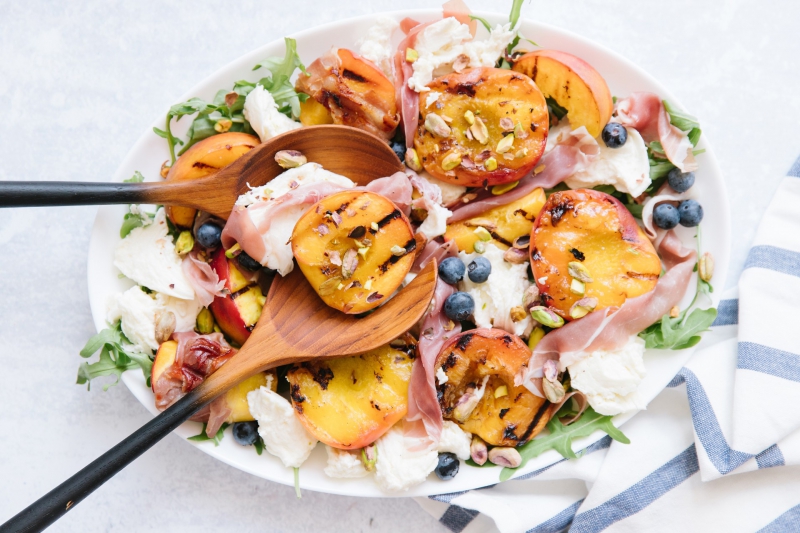 Salade met gegrilde perzik, burrata en prosciutto