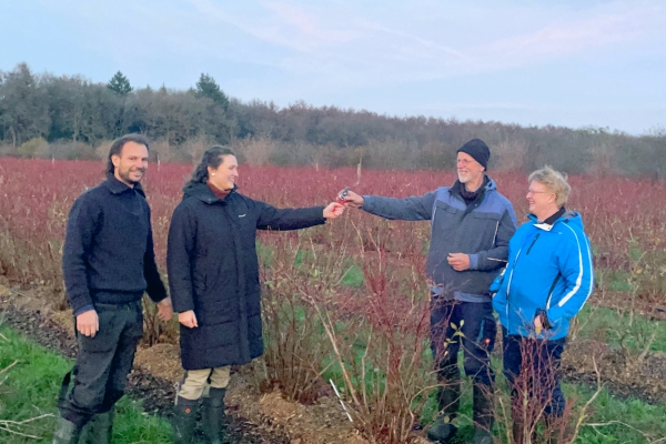 Noorderbos, Edo Biewenga en Maria Buitenkamp dragen snoeischaar over aan Albert Boersen en Sjoukje Botterweck