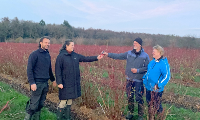 Noorderbos, Edo Biewenga en Maria Buitenkamp dragen snoeischaar over aan Albert Boersen en Sjoukje Botterweck