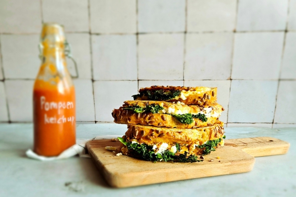 Tosti boerenkool, cottage cheese en rode pesto