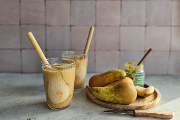 Smoothie met peer, pistache en maca