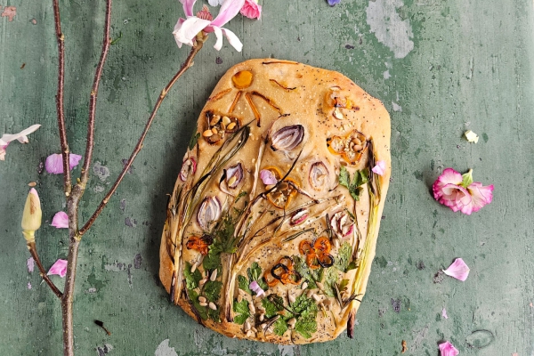 Focaccia met groentebloemen en kruiden