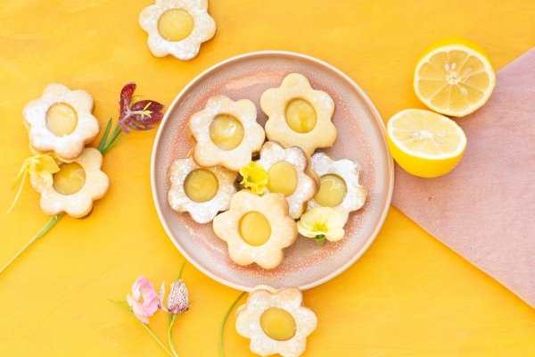 Bloemige koekjes met lemon curd