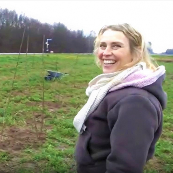 Monique en Florian (Zonneboog) ontvangen bijenbomen