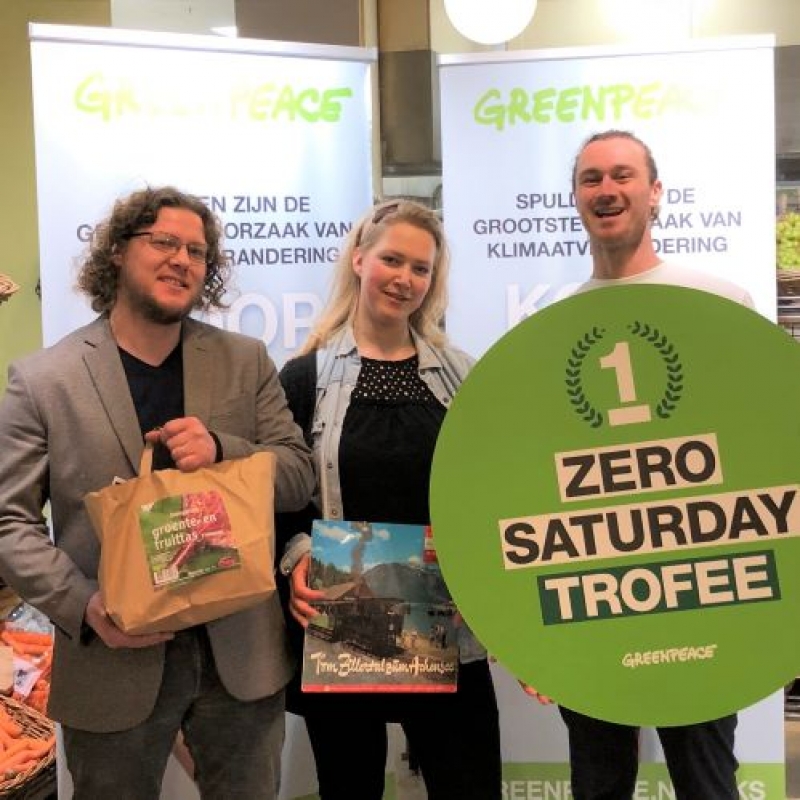 Odin en Greenpeace reiken de Zero Saturday Trofee en een groente- en fruitabonnement uit aan de winnares van de trofee