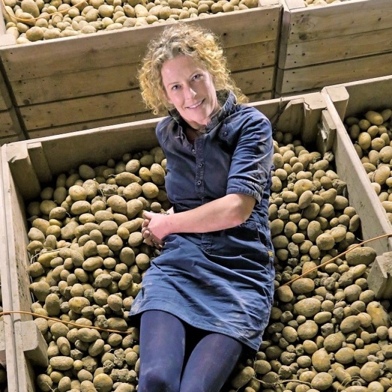 Marina van foodcoop Odin duikt in de biologische aardappels