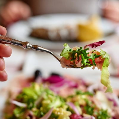 Spitskoolsalade met kokos en fruit