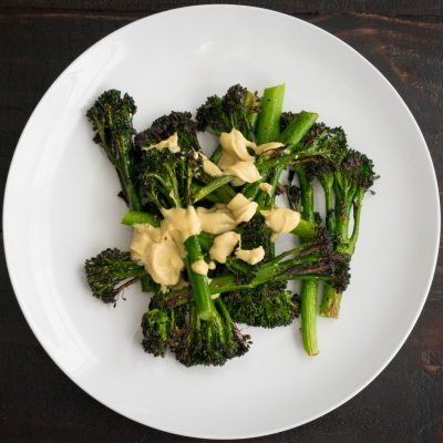 Geroosterde broccolini met citroen tahini dressing