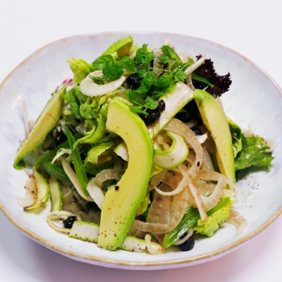 Salade met venkel, asperges, avocado en rozijnen