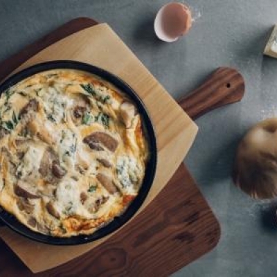 omelet met kastanjechampignons en kaas