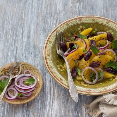 Sinaasappelsalade met rode ui en komijn