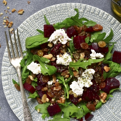 biologische bieten salade geitenkaas en walnoten