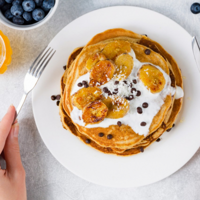 Boekweitpannenkoek met banaan en honingsaus