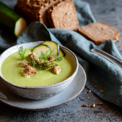 Courgettesoep met knoflook croutons