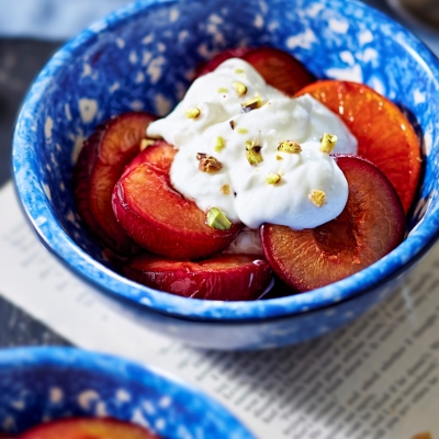 Gekarameliseerde pruimen met ricotta