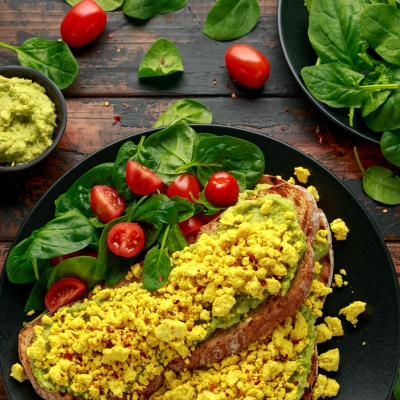 Toast met roerei-tofu en guacamole