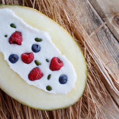 Piel de Sapo meloen met yoghurt en fruit