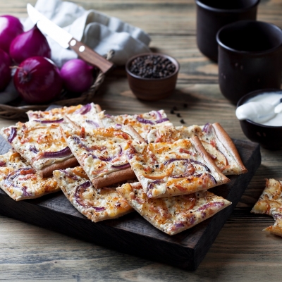 Flammkuchen met appel, geitenkaas en rode ui