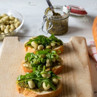 Tuinbonenspread op stokbrood met framboos