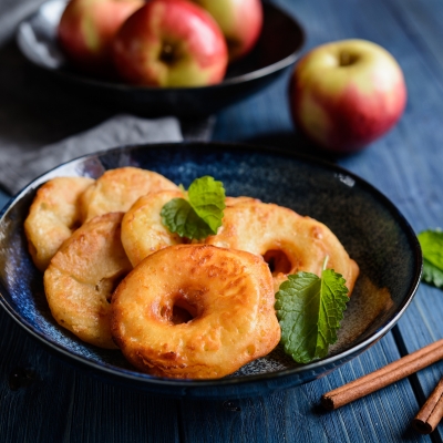 Appelbeignets van bierbeslag en met karwijzaad