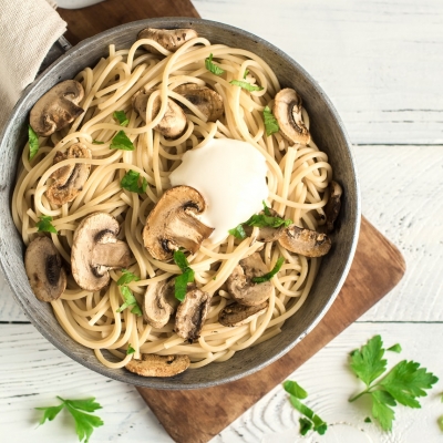 spaghetti met vegan room en champignons