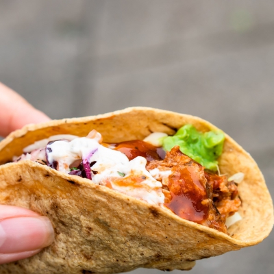 Mexicaanse taco met kip en bonensalsa