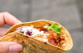 Mexicaanse taco met kip en bonensalsa