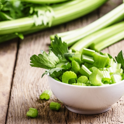 Groenselderij met spek, knoflook en kaneel