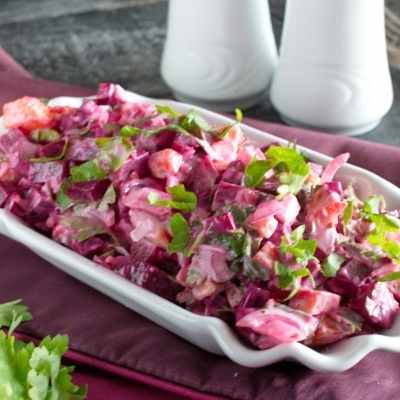 Bieten-aardappelsalade met feta en groenselderij