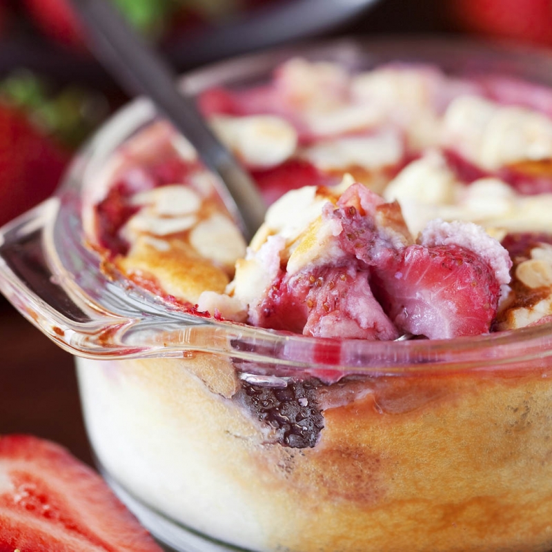 Aardbeienbroodpudding van croissantjes