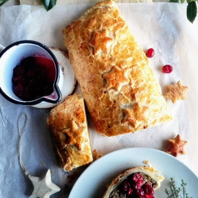 Paddenstoelen bladerdeegrol met cranberrysaus